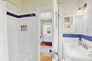 Hair dryer, towels - Charming farmhouse close to local attractions, beaches, hiking, & more (Bainbridge Island)