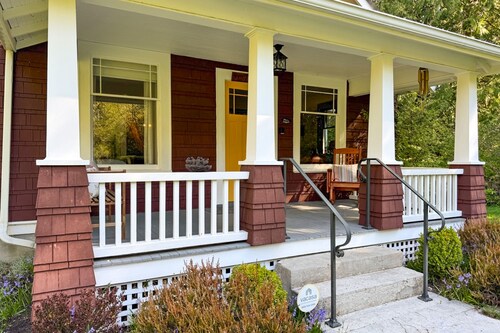 Charming farmhouse close to local attractions, beaches, hiking, & more