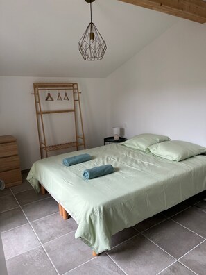 1 slaapkamer, een strijkplank/strijkijzer, wifi