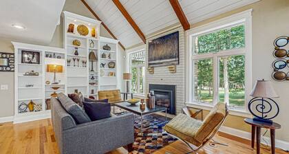 Peaceful home convenient to bike path, beaches, shopping, dining & entertainment