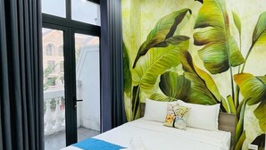 Deluxe kamer, balkon, uitzicht op de stad | Een bureau, een laptopwerkplek, gratis wifi