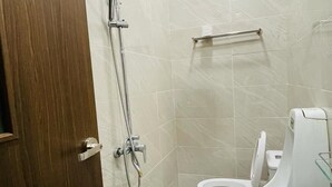 Deluxe kamer, balkon, uitzicht op de stad | Badkamer | Een haardroger, handdoeken, zeep, shampoo