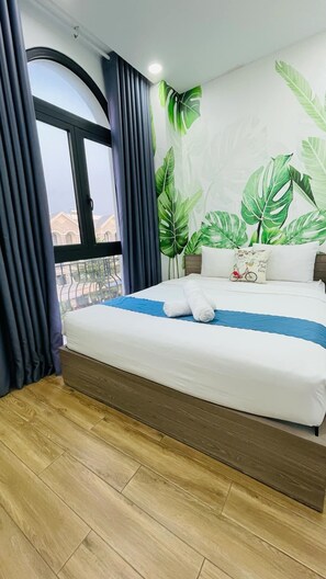 Deluxe Room, Balcony, City View | Meja, ruang kerja komputer riba, Wi-fi percuma