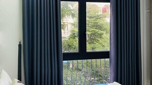 Deluxe kamer, balkon, uitzicht op de stad | Een bureau, een laptopwerkplek, gratis wifi
