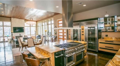 Private kitchen. 2 Kings | Chapel | Jet Tub | Elevator | DT 12 mins