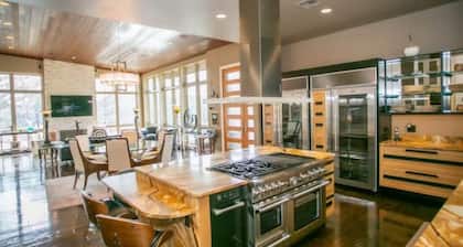 2 Kings | Chapel | Jet Tub | Elevator | DT 12 mins