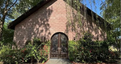 2 Kings | Chapel | Jet Tub | Elevator | DT 12 mins