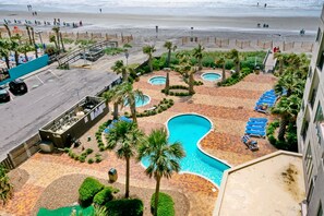 Una piscina cubierta, una piscina climatizada