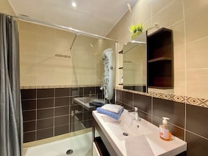 Dusj, hårføner, håndklær og toalettpapir