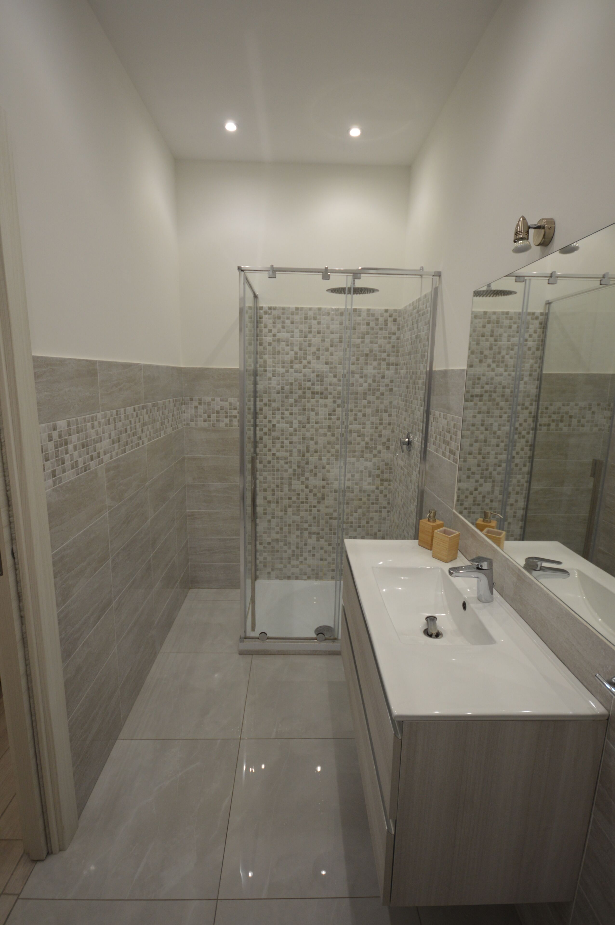 Bruser, hårtørrer, bidet, håndklæder