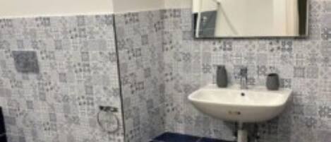 Douche, sèche-cheveux, bidet, serviettes fournies
