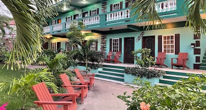 JUNGLE GROTTO ROOM - Close to Beach - One Bedroom Suite