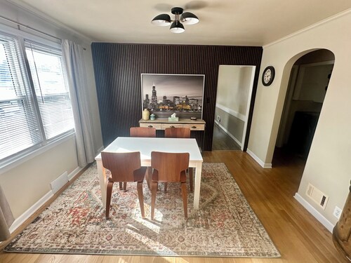 Charming 2-bedroom residence in Jefferson Park, Chicago!