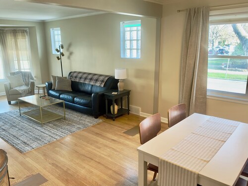 Charming 2-bedroom residence in Jefferson Park, Chicago!