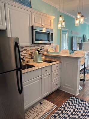 Kjøleskap, mikrobølgeovn og kokeplater