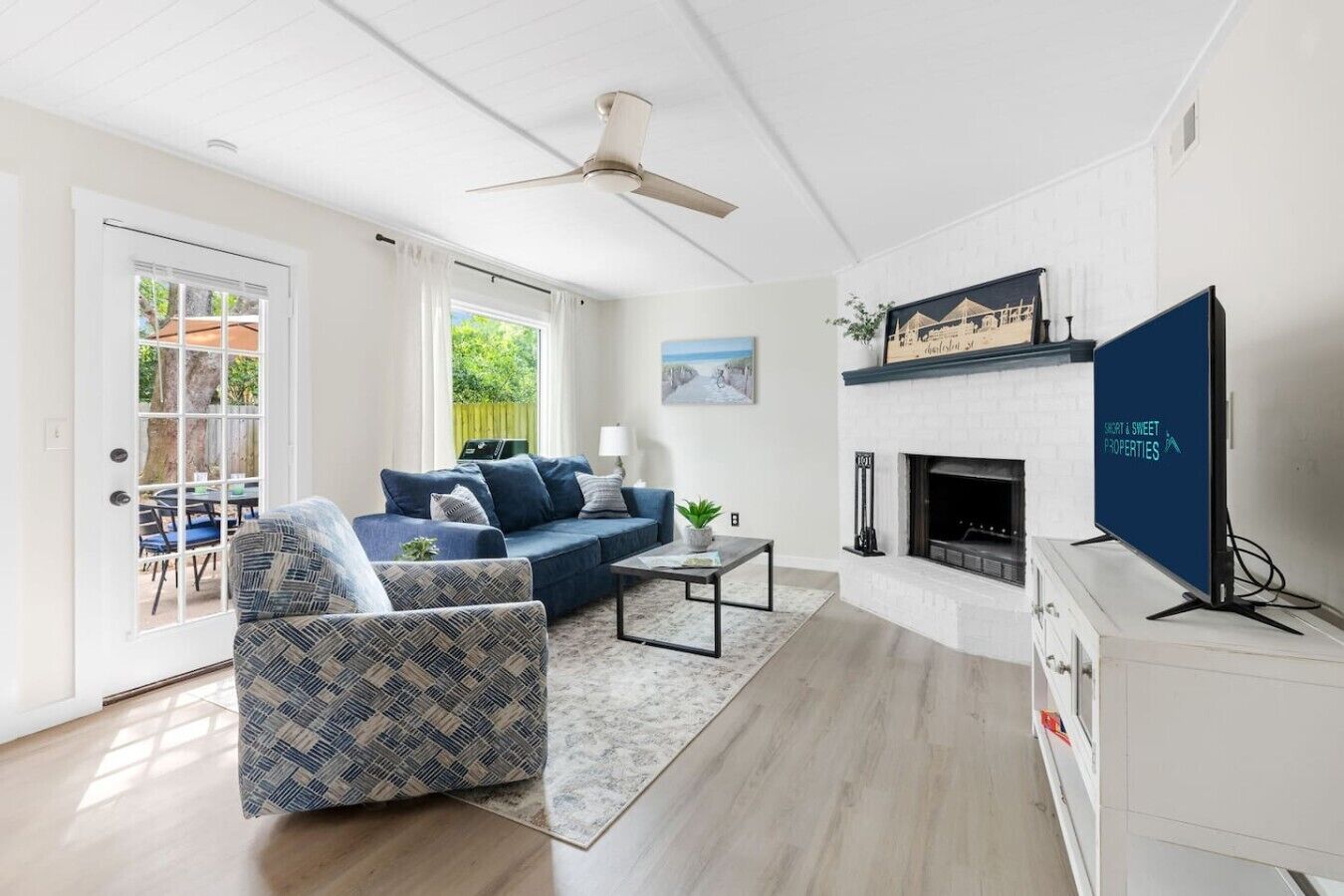 Smart TV, fireplace