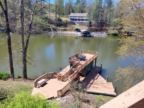 Private pool and hot tub, paddleboard, ping pong