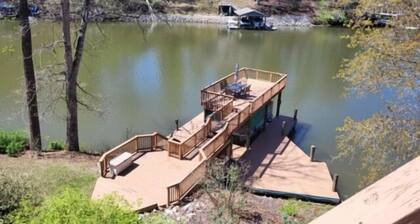 Private pool and hot tub, paddleboard, ping pong