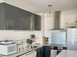 Køleskab, mikrobølgeovn, ovn, kogeplade