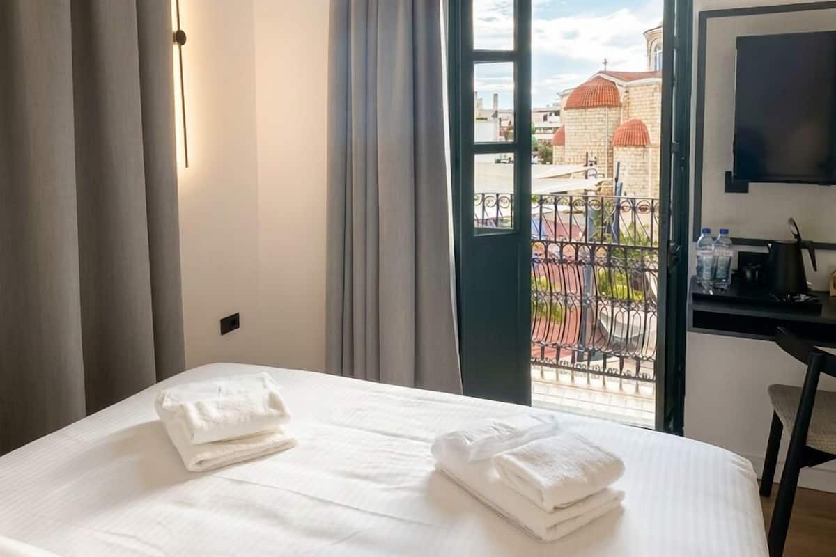 Studiosvit Junior - balkong - utsikt mot staden | Allergitestade sängkläder, minibar och värdeförvaringsskåp på rummet