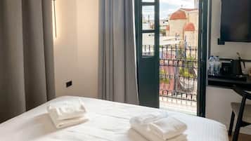 Studio Suite Junior, balkon, pemandangan kota | Seprai antialergi, minibar, brankas, dan kedap suara