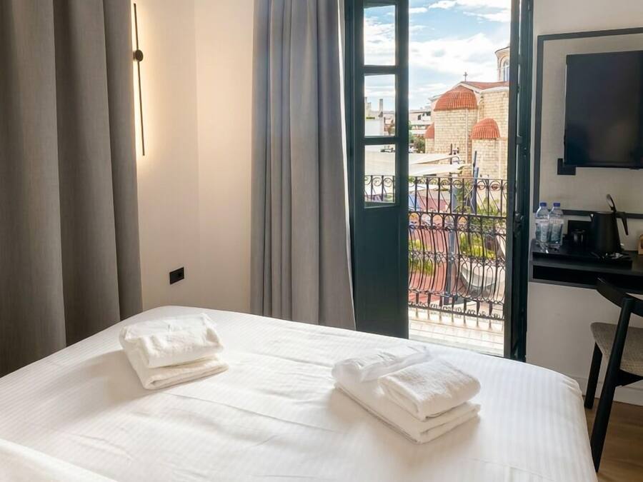 Studiosuite – junior, balkong, byutsikt | Allergitestet sengetøy, minibar, safe på rommet og lydisolert