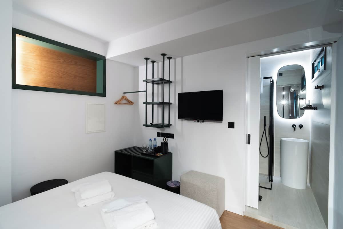 Basic dubbelrum | Allergitestade sängkläder, minibar och värdeförvaringsskåp på rummet