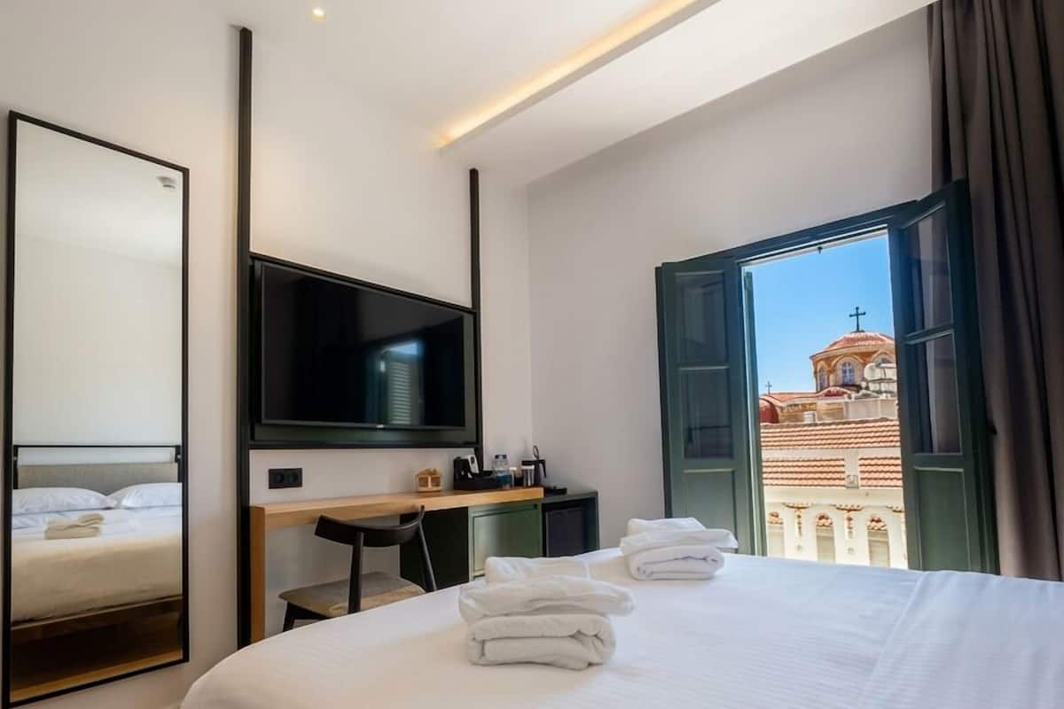 Studiosvit Superior - balkong - utsikt mot staden | Allergitestade sängkläder, minibar och värdeförvaringsskåp på rummet