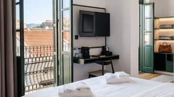 Studio Suite Junior, balkon, pemandangan kota | Seprai antialergi, minibar, brankas, dan kedap suara