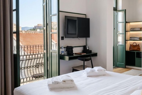 Junior Studio Suite, Balcony, City View | Hypo-allergenic bedding, minibar, in-room safe, soundproofing