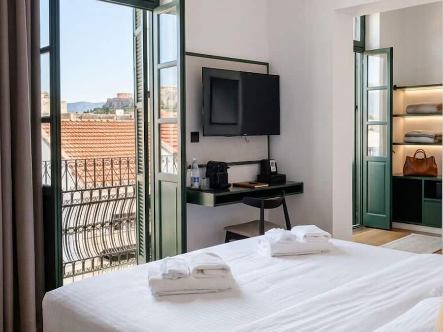 Junior Studio Suite, Balcony, City View | Hypo-allergenic bedding, minibar, in-room safe, soundproofing