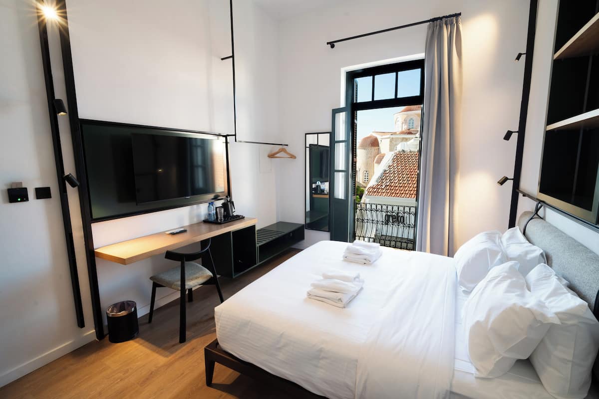 Premium dubbelrum - balkong - utsikt mot staden | Allergitestade sängkläder, minibar och värdeförvaringsskåp på rummet