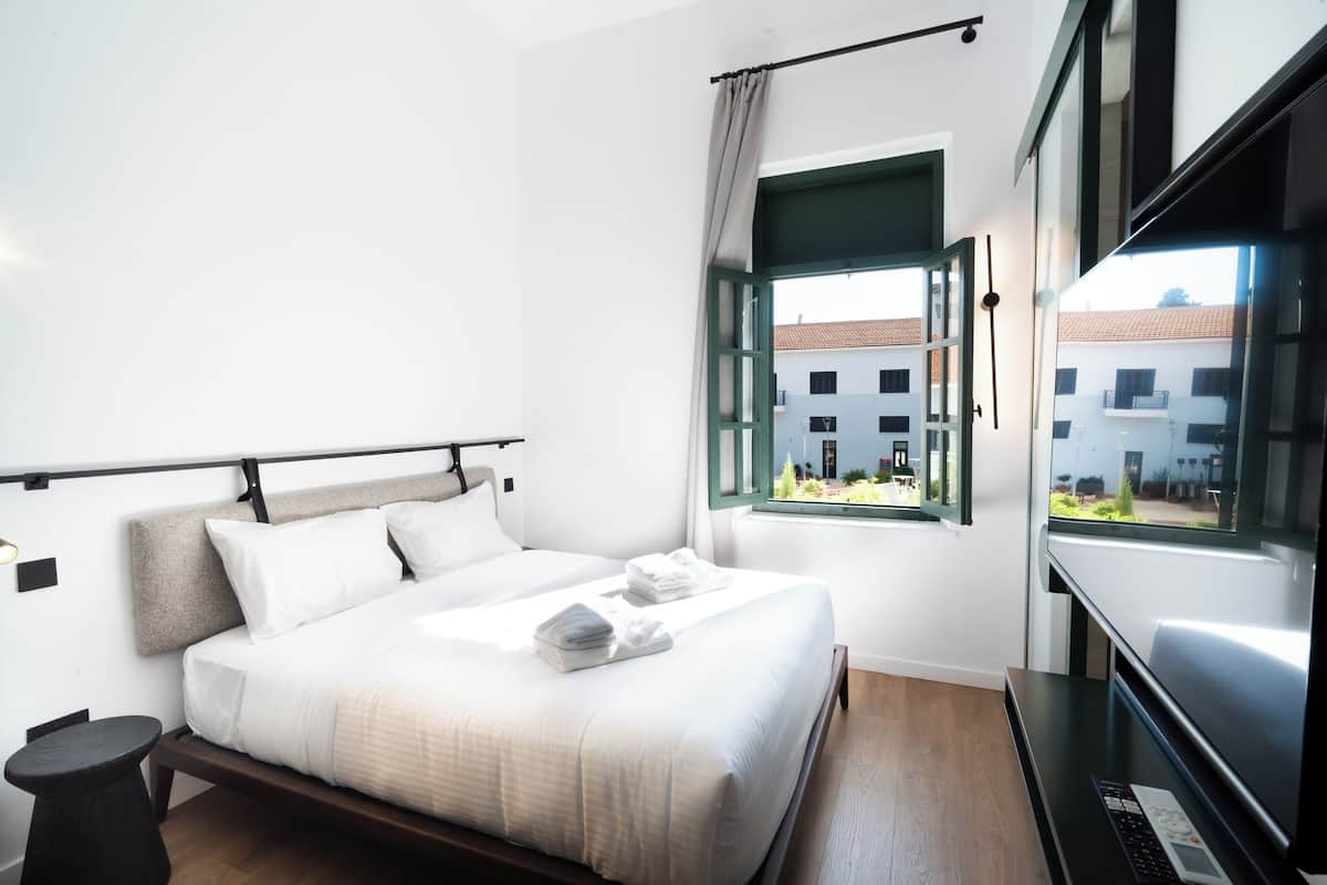 Deluxe dubbelrum | Allergitestade sängkläder, minibar och värdeförvaringsskåp på rummet