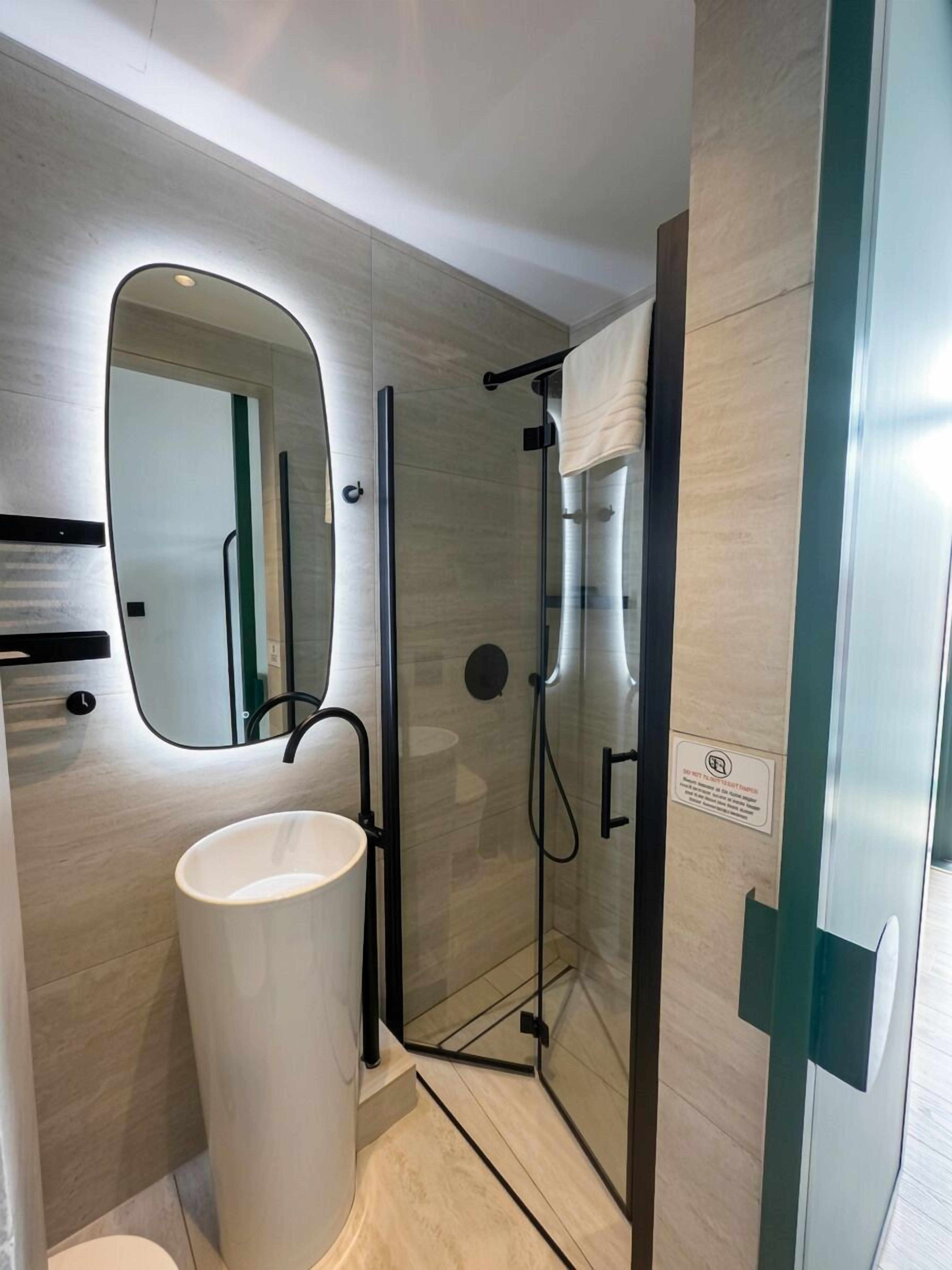 Junior Studio Suite, Balcony, City View | Bathroom