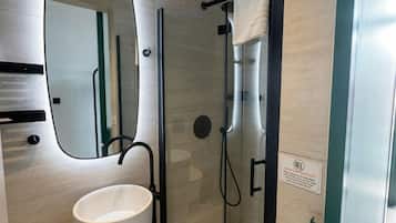 Studio Suite Junior, balkon, pemandangan kota | Kamar mandi | Shower, pengering rambut, sandal, dan handuk