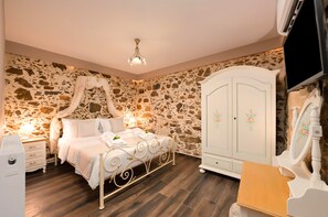 4 bedrooms, in-room safe, iron/ironing board, travel cot - Petralis Luxury Villa Pool & Jaccuzzi (Rethymnon)