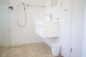 Deluxe Double Room, Non Smoking | Bathroom | Towels, soap, shampoo, toilet paper - TheLab Backpackers (Franschhoek)