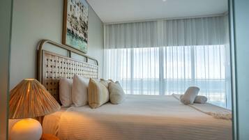 3 slaapkamers, een bureau, een strijkplank/strijkijzer, reisbedje