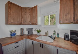 Microwave, oven, stovetop, dishwasher - New Cozy 3 Bedrooms 2 Bath House 4 Beds Sleeps 8 (Kansas City)