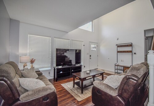 New Cozy 3 Bedrooms 2 Bath House 4 Beds Sleeps 8