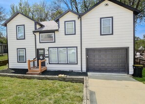 Exterior - New Cozy 3 Bedrooms 2 Bath House 4 Beds Sleeps 8 (Kansas City)