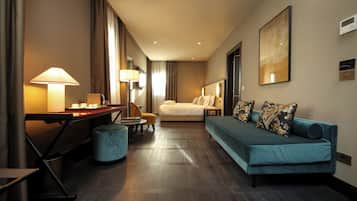 Quarto triplo luxo | Roupas de cama premium, frigobar, cofres nos quartos