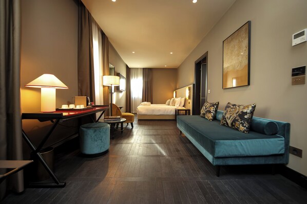 Deluxe Triple Room | Premium bedding, minibar, in-room safe, soundproofing - U-Visionary Venezia Hotel (Venice)