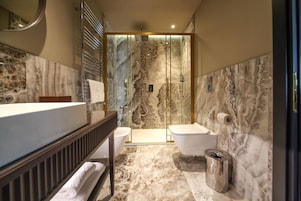 Quarto triplo luxo | Banheiro | Chuveiro, chuveiro com efeito de chuva, produtos de toalete grátis