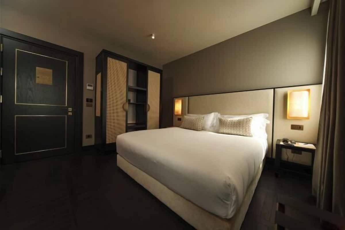 Roupas de cama premium, frigobar, cofres nos quartos