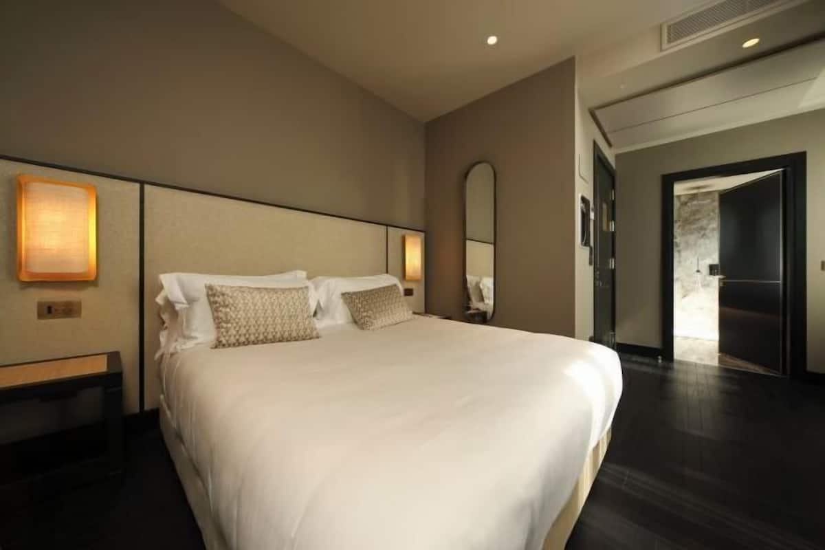 Roupas de cama premium, frigobar, cofres nos quartos