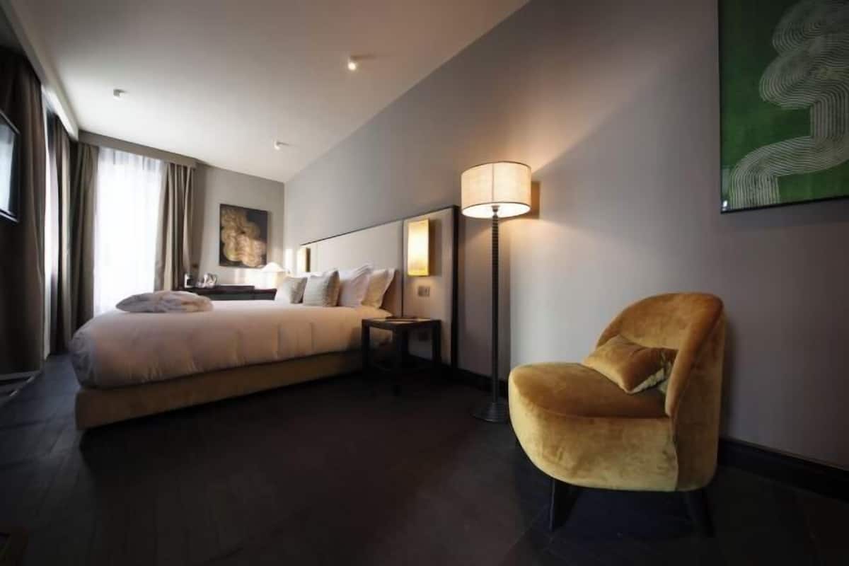 Roupas de cama premium, frigobar, cofres nos quartos