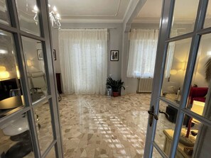 Interior - Rooms in the villa, with air conditioning, free Wi-Fi, free parking. (Lucca)