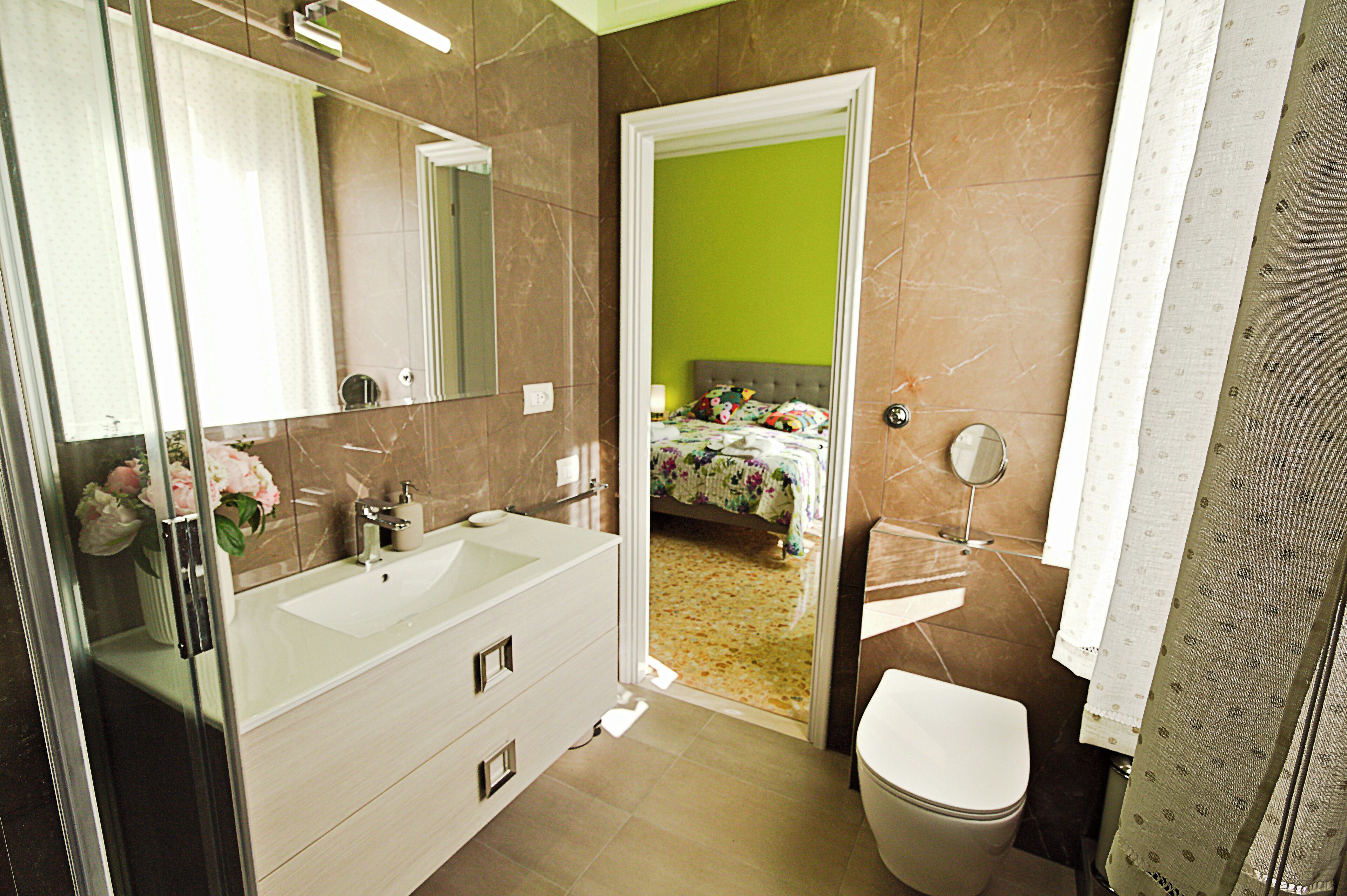 Douche, sèche-cheveux, bidet, serviettes fournies