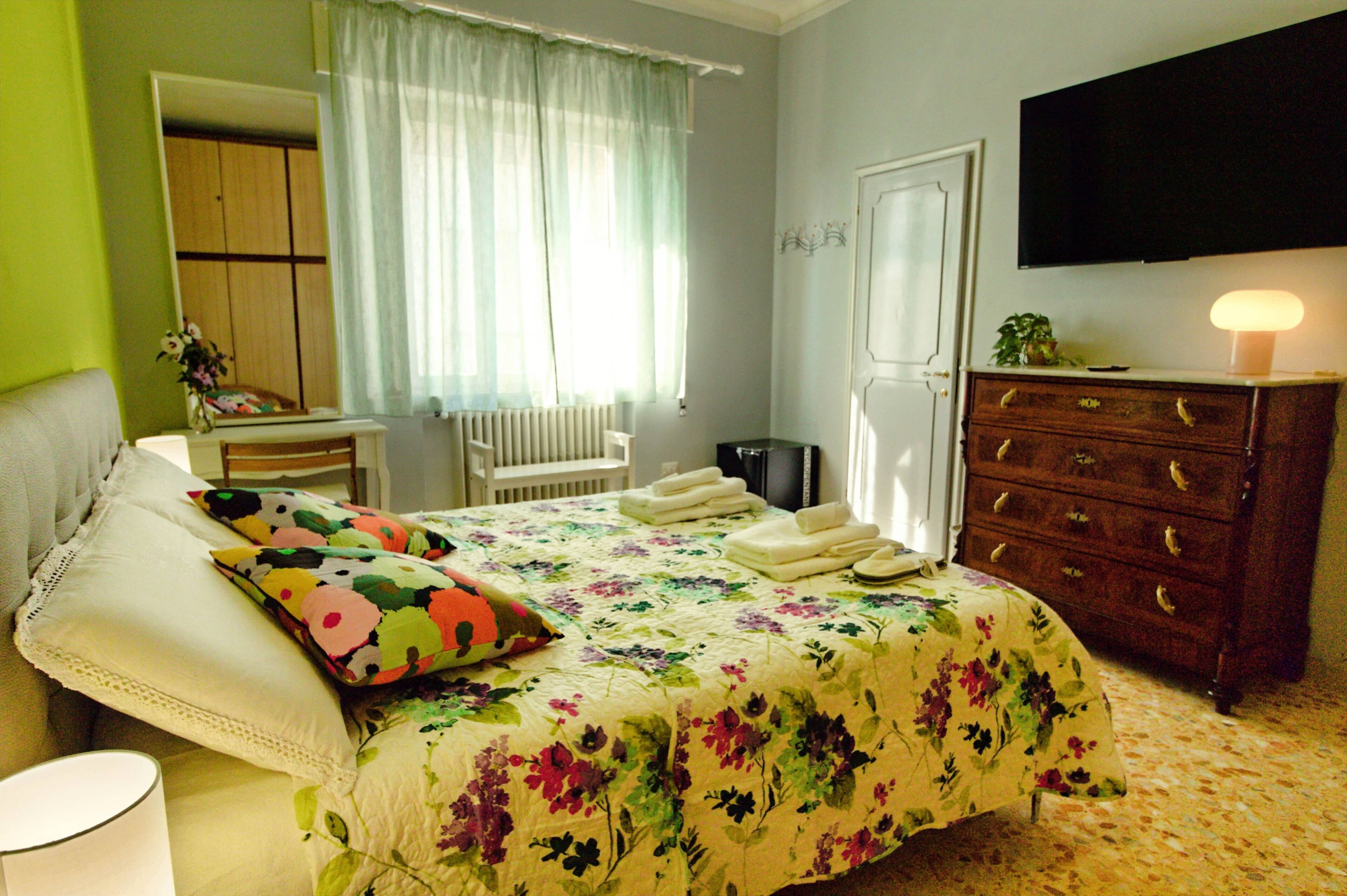 1 chambre, bureau, fer et planche à repasser, Wi-Fi gratuit